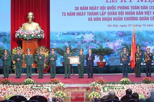 Thủ tướng Nguyễn Xuân Phúc trao tặng Huân chương Quân công Hạng nhất cho Quân đội nhân dân Việt Nam