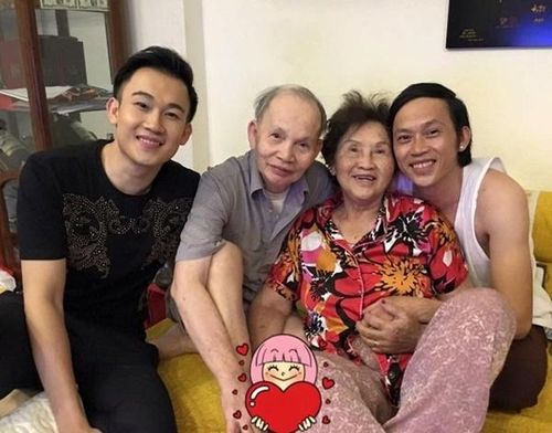 Dương Triệu Vũ dạo gần đây luôn có nhiều những bức ảnh thân thiết bên Hoài Linh nhân dịp sinh nhật anh trai của mình. Cùng với đó nam ca sĩ cũng không ngần ngại chia sẻ những khoảnh khắc hạnh phúc bên gia đình.