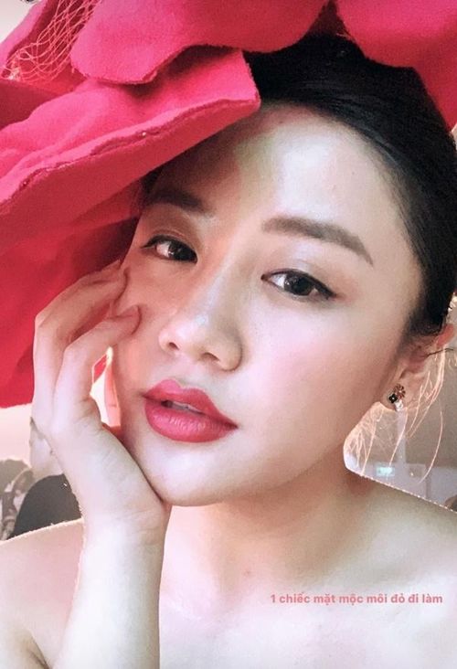 Văn Mai Hương chia sẻ hình ảnh đi làm của mình lên trang cá nhân, nữ ca sĩ đội thêm một chiếc nơ màu đỏ trên đầu và rất hào hứng khi không trang điểm. Có thể thấy cô chỉ đánh son nhưng gương mặt vẫn xinh đẹp rạng rỡ.