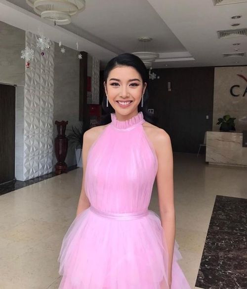 Trở lại với cuộc sống thường ngày, Á hậu Thúy Vân diện váy hồng điệu đà. 