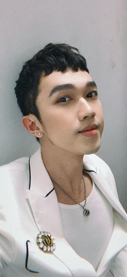 Minh Xù diện vest trắng khi anh chuẩn bị tham gia dẫn chương trình cho một sự kiện tại TP. Hồ Chí Minh.