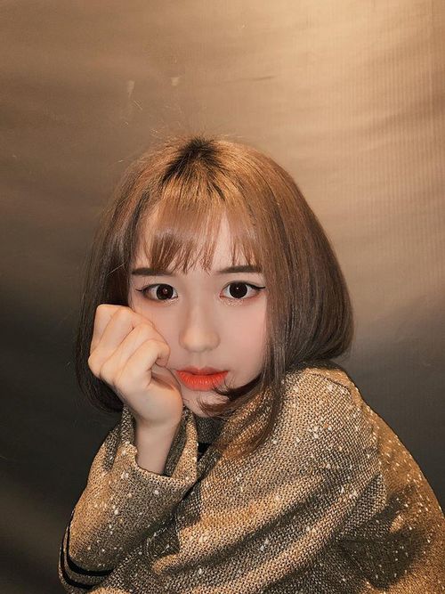 Han Sara đăng tải một tấm hình trang điểm dễ thương kèm theo dòng chữ: “Đợi mãi không ai hốt”.