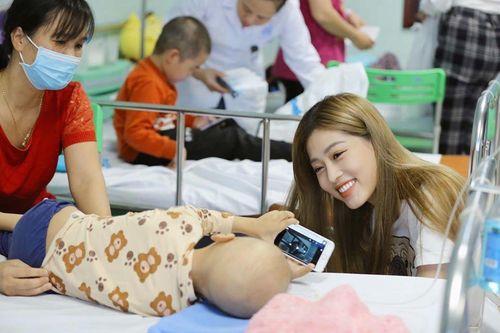 Bùi Phương Nga rạng rỡ khi tham gia vào một chương trình thiện nguyện tại Bệnh viện Nhi Trung Ương. Đây là một chuyến đến thăm các bé đang điều trị ung thư. Bản thân cô cảm thấy thật cảm phục tinh thần của các chiến binh nhỏ và người đẹp hy vọng tất cả những điều may mắn nhất sẽ đến với các em.