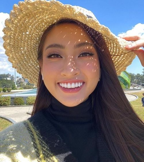 Hoa hậu Lương Thùy Linh đội một chiếc mũ “fancy” của một người chị mới tậu cho cô với sự nhí nhảnh: “Đà Lạt nắng quá đi”. 