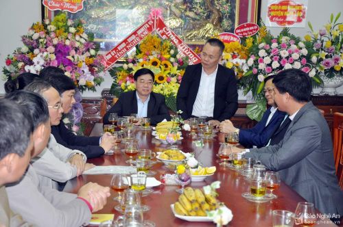 Linh mục Nguyễn Văn Hiệu - Trưởng Ban Quản nhiệm Đền Thánh An Tôn, Quản xứ Trại Gáo cảm ơn và bày tỏ niềm xúc động trước sự quan tâm của lãnh đạo tỉnh.