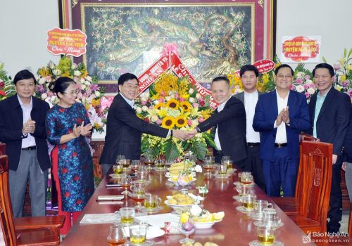 Đồng chí Nguyễn Văn Thông - Phó Bí thư Tỉnh ủy tặng hoa chúc mừng Ban Quản nhiệm Đền Thánh An Tôn.