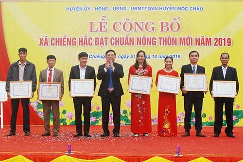 Các cá nhân có thành tích xuất sắc trong xây dựng nông thôn mới xã Chiềng Hắc nhận Giấy khen của UBND huyện