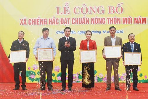 Đồng chí Hoàng Quốc Khánh trao Bằng khen của UBND tỉnh cho các tập thể