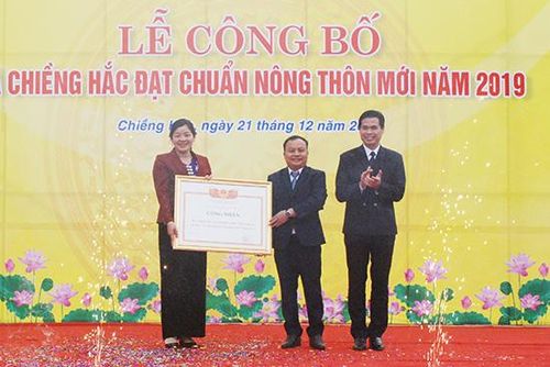 Đồng chí Hoàng Quốc Khánh trao Bằng công nhận đạt chuẩn NTM cho xã Chiềng Hắc, huyện Mộc Châu