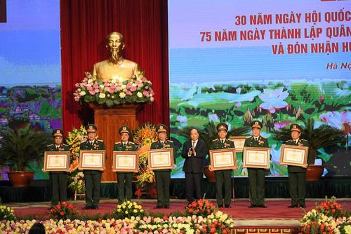 Thủ tướng Chính phủ Nguyễn Xuân Phúc trao Huân Chương cho lãnh đạo Bộ Quốc phòng. 