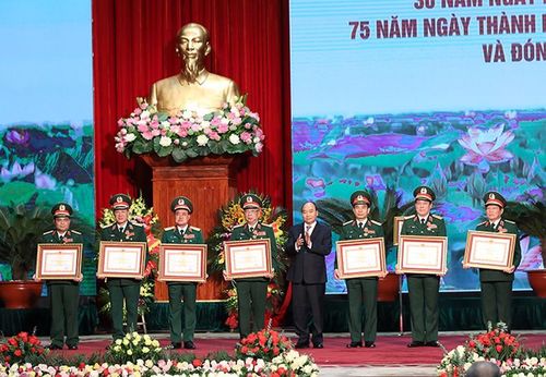 Thủ tướng Nguyễn Xuân Phúc trao Huân chương Quân công hạng Nhất cho các đồng chí lãnh đạo Bộ Quốc phòng. Ảnh: Cổng thông tin Bộ Quốc phòng.