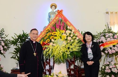 Phó Chủ tịch nước Đặng Thị Ngọc Thịnh chúc mừng Giáng sinh tại Tòa Giám mục Giáo phận Bùi Chu, xã Xuân Ngọc, huyện Xuân Trường (Nam Định).