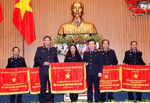  Viện trưởng VKSND tối cao trao Cờ thi đua của Chính phủ cho VKSND cấp cao tại Hà Nội