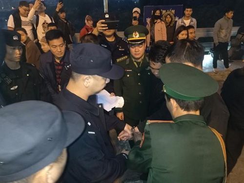 Công an TP. Móng Cái bàn giao đối tượng truy nã cho nhà chức trách Trung Quốc