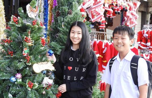 Người dân tham quan và mua sắm các mặt hàng giáng sinh. Ảnh: Thanh Nhật