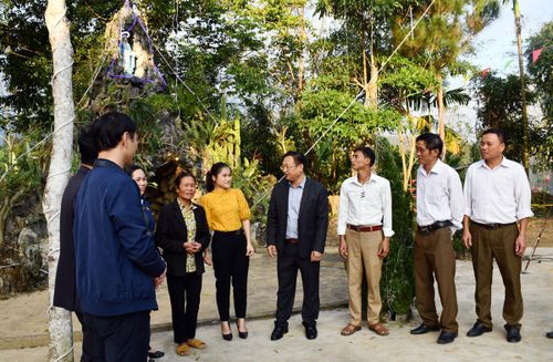 Chủ tịch Ủy ban MTTQ tỉnh Giàng Seo Vần trò chuyện với đồng bào Công giáo thôn Hàm Rồng.