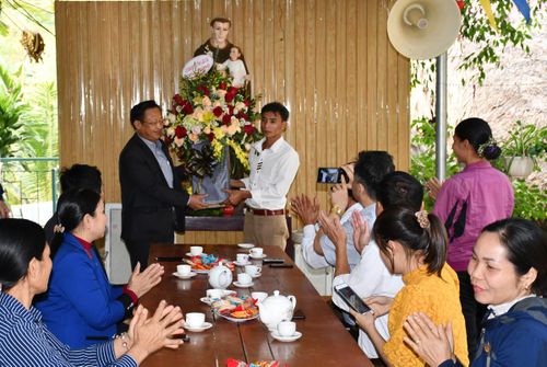 Đoàn công tác tặng hoa chúc mừng Giáng sinh Giáo họ Hàm Rồng.