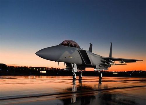  So với F-35 thì F-15EX không nổi trội ở tính năng tàng hình, nhưng lại hơn ở khả năng cơ động mang vác vũ khí cũng như dày dạn trận mạc. Chính điều này khiến Mỹ và các đồng minh vẫn sẽ xuống tiền để trang bị dòng chiến đấu cơ này. 