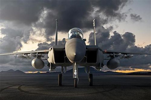  F-15EX được ứng dụng những công nghệ mới nhất áp dụng trên chiến đấu cơ thế hệ 5 như khoang vũ khí trong thân và lớp sơn phủ hấp thụ sóng radar cho khả năng tàng hình nhẹ. 