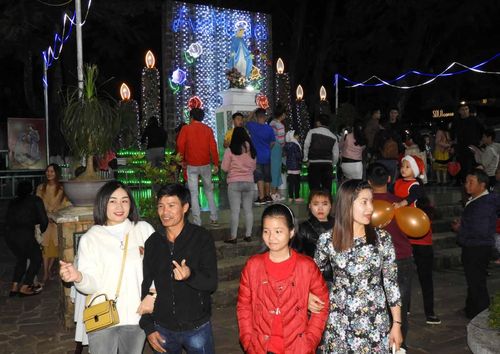 Người dân dạo phố và tham quan tại các nhà thờ trong đêm giáng sinh. Ảnh: Thanh Nhật