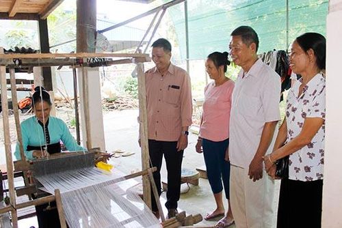 Ban đại diện Hội NCT huyện, Hội NCT xã và các hội viên tham quan tổ dệt thổ cẩm