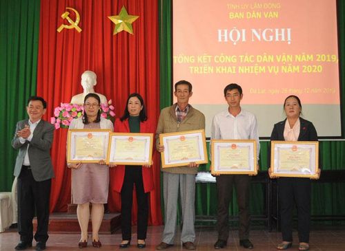 Trao Bằng khen của Chủ tịch UBND tỉnh cho các tập thể và cá nhân