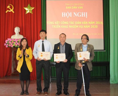 Trao tặng Kỷ niệm chương “Vì sự nghiệp dân vận” của Ban Dân vận Trung ương cho các cá nhân