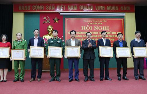 Đồng chí Bùi Xuân Hòa, Phó Bí thư Thường trực Tỉnh ủy, Chủ tịch HĐND tỉnh trao Bằng khen của Ban Thường vụ Tỉnh ủy cho các tập thể, cá nhân có thành tích xuất sắc trong phong trào thi đua “Dân vận khéo”.
