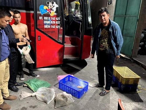 Lê Trung Kiên (bên phải) cùng tang vật