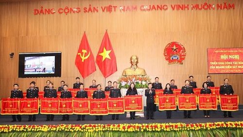 Thừa ủy quyền của Thủ tướng Chính phủ, đồng chí Lê Minh Trí trao Cờ thi đua tặng 22 đơn vị có thành tích xuất sắc trong phong trào thi đua năm 2019.