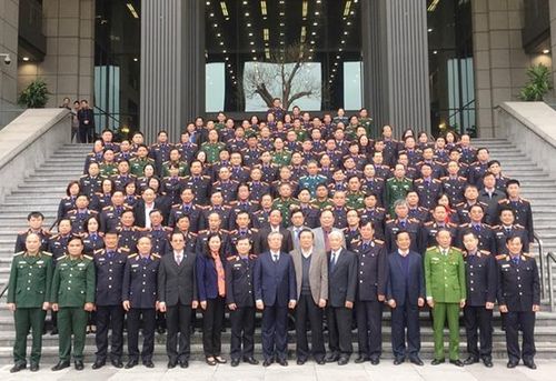 Các đại biểu dự Hội nghị chụp ảnh lưu niệm.