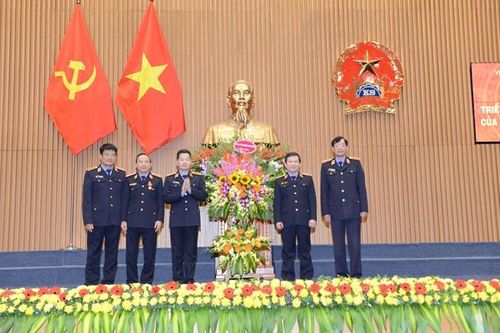 Đồng chí Lê Minh Trí và các đồng chí Phó Viện trưởng tặng hoa chúc mừng đồng chí Nguyễn Văn Quảng đi nhận nhiệm vụ mới.