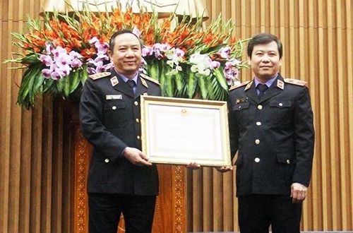 Thừa ủy quyền của Chủ tịch nước, đồng chí Lê Minh Trí trao Huân chương Lao động hạng Nhì tặng đồng chí Bùi Mạnh Cường.