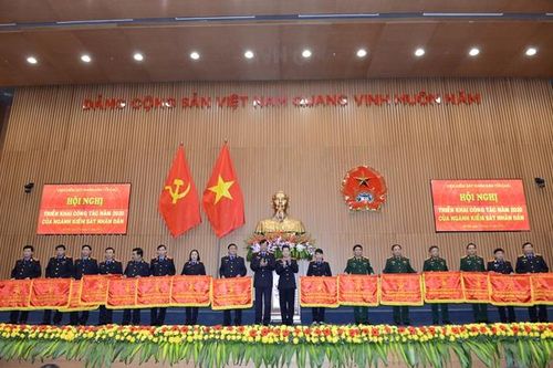  Đồng chí Nguyễn Văn Quảng, đồng chí Trần Công Phàn trao Cờ thi đua xuất sắc của Viện trưởng VKSND tối cao tặng các đơn vị.