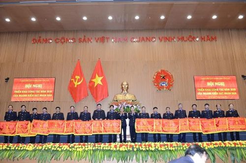  Đồng chí Bùi Mạnh Cường trao Cờ thi đua xuất sắc của Viện trưởng VKSND tối cao tặng các tập thể.