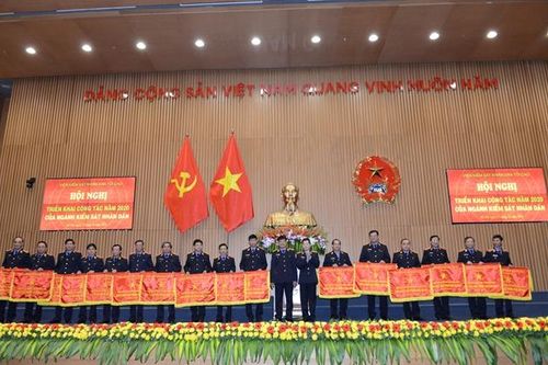  Đồng chí Nguyễn Huy Tiến trao Cờ thi đua xuất sắc của Viện trưởng VKSND tối cao tặng các đơn vị.