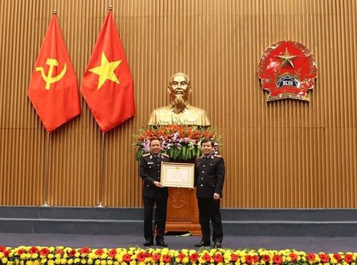 Thừa ủy quyền của Chủ tịch nước, đồng chí Lê Minh Trí trao Huân chương Lao động hạng 2 tặng đồng chí Bùi Mạnh Cường. 