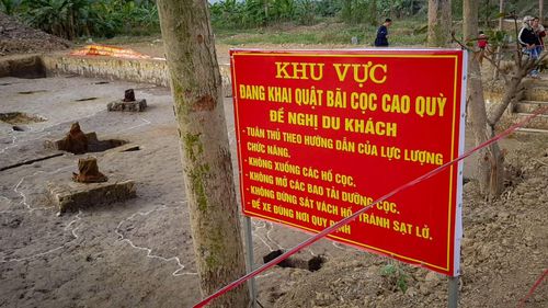 Khu vực khai quật đã được lực lượng chức năng địa phương cắm biển chỉ dẫn, khoanh vùng, hướng dẫn người dân và du khách tham quan.