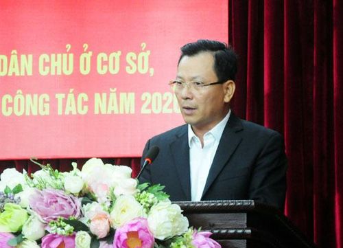 Đồng chí Hoàng Quốc Khánh, Phó Chủ tịch UBND tỉnh thông tin về tình hình tôn giáo trên địa bàn tại hội nghị.