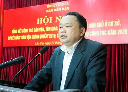Đồng chí Lý Seo Dìn, Trưởng Ban Dân vận Tỉnh ủy phát biểu tại hội nghị.
