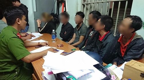 Các đối tượng sử dụng ma túy bị tạm giữ tại trụ sở Công an xã 