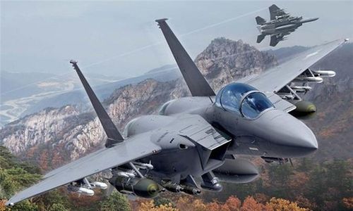 Chiến đấu cơ Eagle F-15EX là phiên bản mới nhất của dòng chiến đấu cơ huyền thoại F-15 Eagle trong Không quân Mỹ. Ở phiên bản Strike Eagle được trang bị gần như hoàn toàn mới so với những phiên bản trước đó cả về hệ thống điện tử và số vũ khí mang theo.