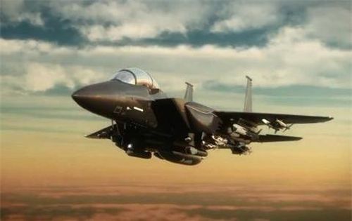 Nhưng mọi chuyện đã thay đổi khi Tập đoàn Boeing đã công bố F-15 nâng cấp với cải tiến lớn ở khung thân, giúp số tên lửa không đối không mang theo tăng lên 16 quả. Đặc biệt, ở phiên bản Strike Eagle, chiến đấu cơ này có thể mang theo tới 24 tên lửa không đối không, tức là gấp đôi cơ số đạn của Su-35.