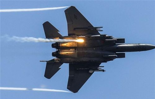  Do thiếu hụt tiêm kích tàng hình F-22, nên giờ đây F-15 được huấn luyện để hỗ trợ F-22 trên chiến trường. F-15 có thể sẽ duy trì hoạt động tới đầu những năm 2030, trước khi phiên bản C bị loại biên. Nhận thấy thế mạnh rất rõ ràng của F-15, hiện nay Không quân Mỹ vẫn tiếp tục mua thêm phiên bản F-15E. 