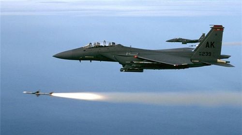  "Nếu Su-57 sống sót sau cú tấn công của tên lửa Mỹ, thì F-15C sẽ rơi vào thế bất lợi vì máy bay chiến đấu Nga có khả năng cơ động cao. Tuy nhiên phi công F-15C đã nhiều lần thành công trong diễn tập chống máy bay rất cơ động F-22", tác giả kết luận. 