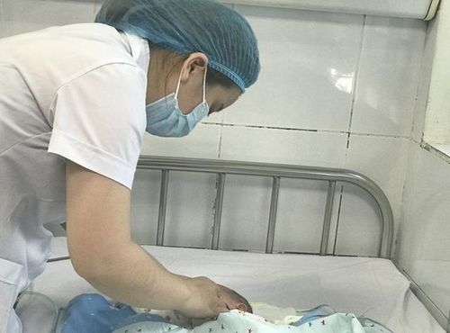 Trẻ bị cúm cần được cách ly và người chăm sóc trẻ cần đeo khẩu trang để phòng lây nhiễm.