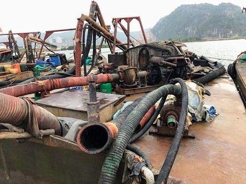 Lực lượng chức năng bắt giữ sáu tàu hút cát trái phép trên sông Hốt.