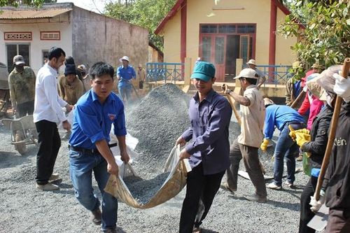 Cán bộ, Kiểm sát viên VKSND tỉnh Đắk Lắk tham gia xây dựng các công trình ở thôn, buôn.