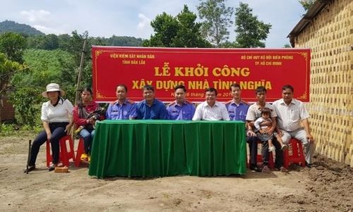 VKSND tỉnh Đắk Lắk phối hợp khởi công xây dựng nhà tình nghĩa cho một hộ dân nghèo ở buôn Cách mạng tại huyện Lắk vào tháng 11/2019.