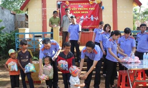 VKSND tỉnh Đắk Lắk tặng quà cho bà con thôn, buôn kết nghĩa dịp Tết Trung thu.